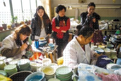 昨日，游客在觀看景泰藍制作。