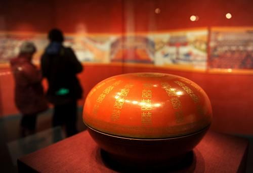 1月15日，清宮舊藏“燕喜同和”款礬紅地金彩雙“喜”字圓盒在首都博物館展出。新華社記者 羅曉光 攝